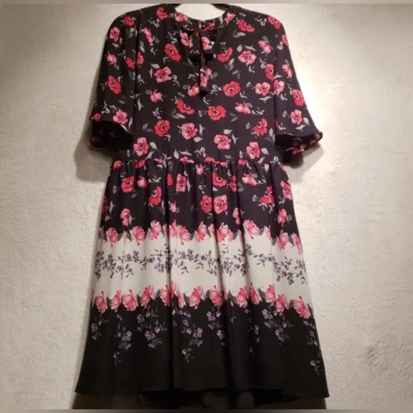 CeCe Elise Tie Neck Floral Dress
Size 12 - Picture 6 of 10